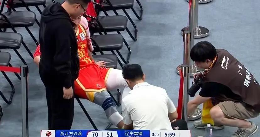#cba#出现了外籍裁判啊，辽宁真的打不过广厦。辽宁和广厦的比赛，居然有2个