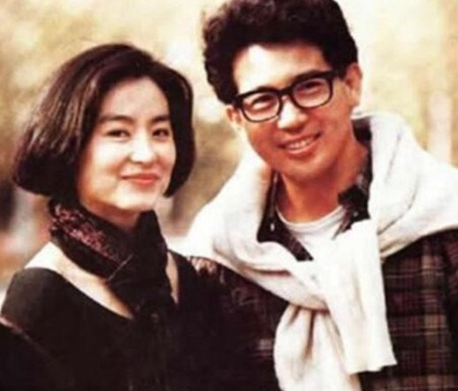 1994年，40岁的林青霞决定嫁给邢李源，秦汉急忙找到琼瑶请求劝说她，没想到琼瑶