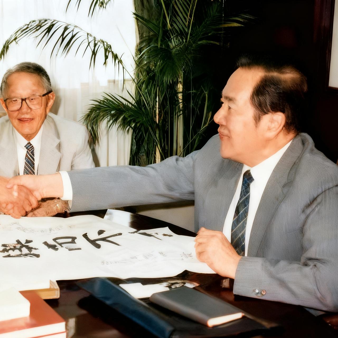 1990年，李政道的哥哥李崇道，一张罕见的留影，镜头中的他穿着西装，看起来温文尔