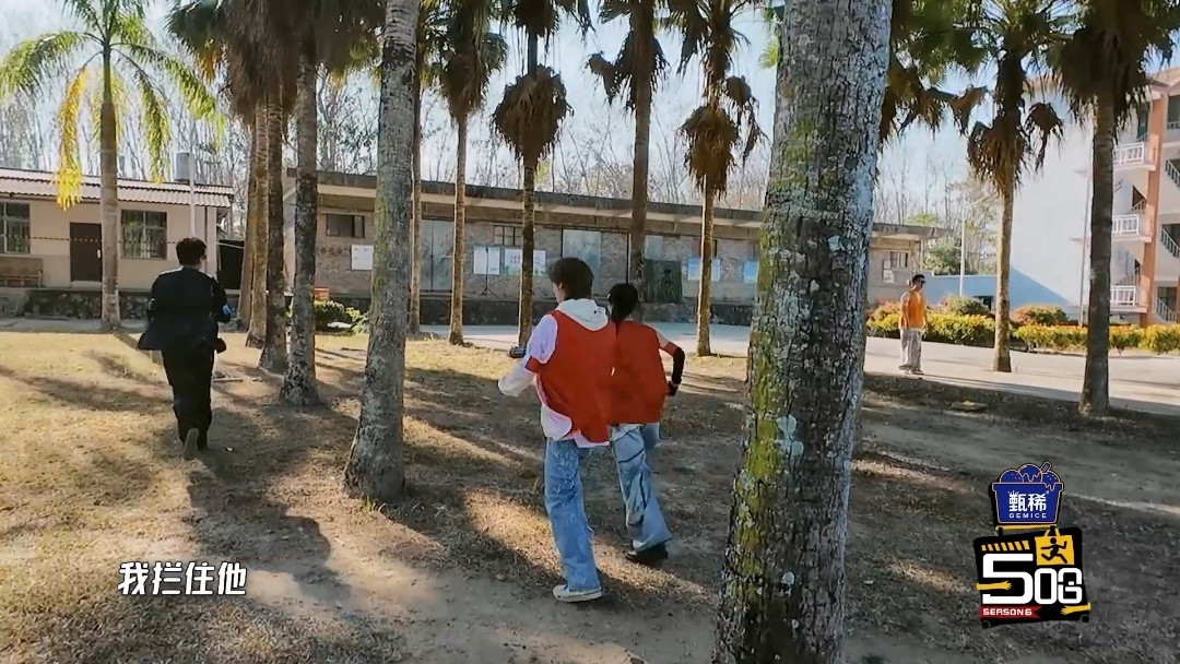 邓超被鹿晗任敏追着呲水任敏让鹿晗进攻邓超这一期五哈的吃鸡大战，邓超用亲身经历告