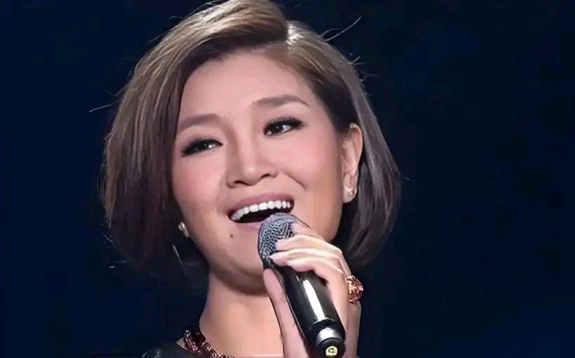 降央卓玛曾被称作“藏族歌后”，她用独特女中音让《西海情歌》火遍全国。这首歌是刀郎