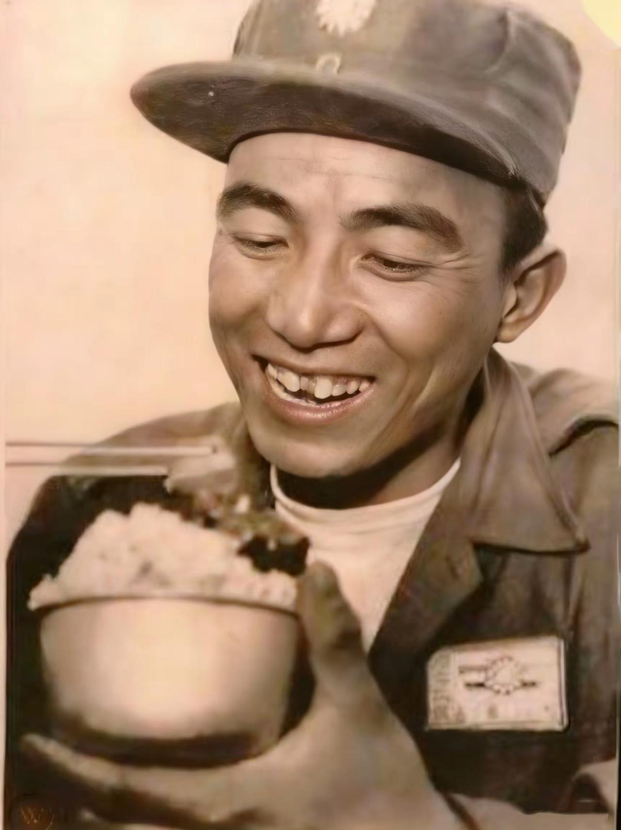 这是1954年从朝鲜战场美韩战俘营中抵台的士兵。这名士兵身穿蒋军军装，手持一碗上