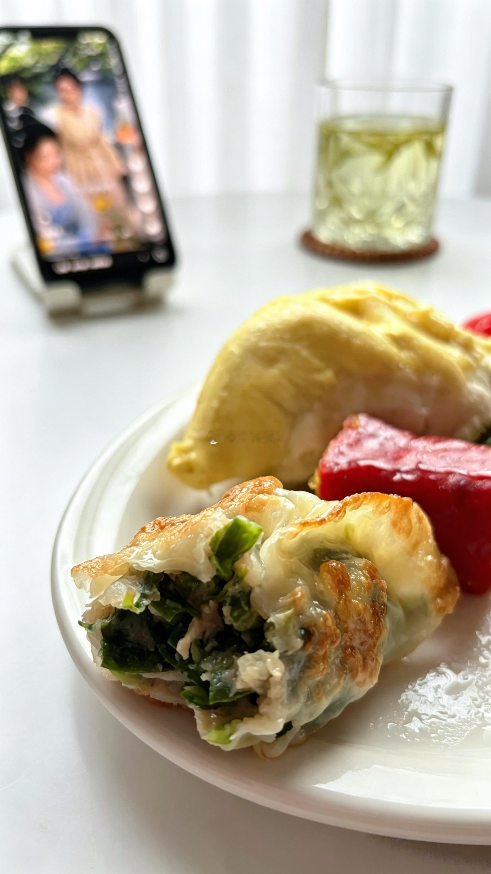 元气早餐今天还是个好天气，按时吃早餐啦，外食没吃完打包带回来的，大饺子，红米