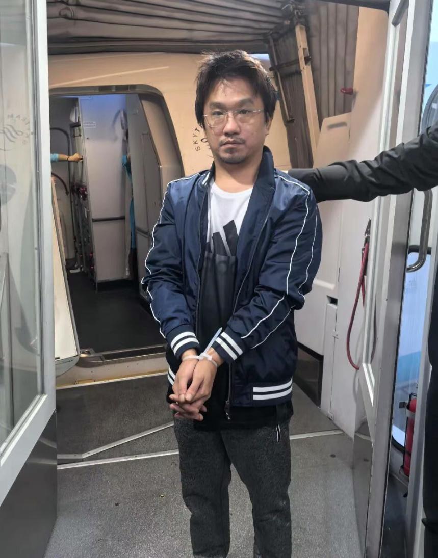 一福建籍男子菲律宾涉嫌绑架多起中国人，制贩毒被引渡回国受审。12月19日，菲律宾