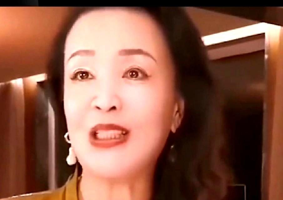 “硅胶孙子”？键盘侠嘴这么毒，咋还没被反噬！张兰在直播间秒红眼眶：盼了半辈子
