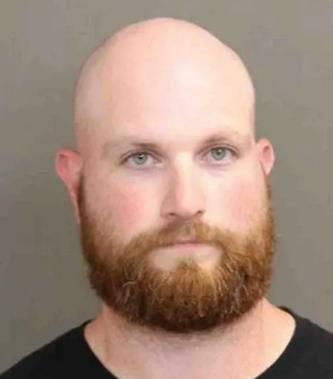 阿sir无罪释放，非裔孕妇家人崩溃，21岁的她是3个孩子的妈妈。事情的起因是，