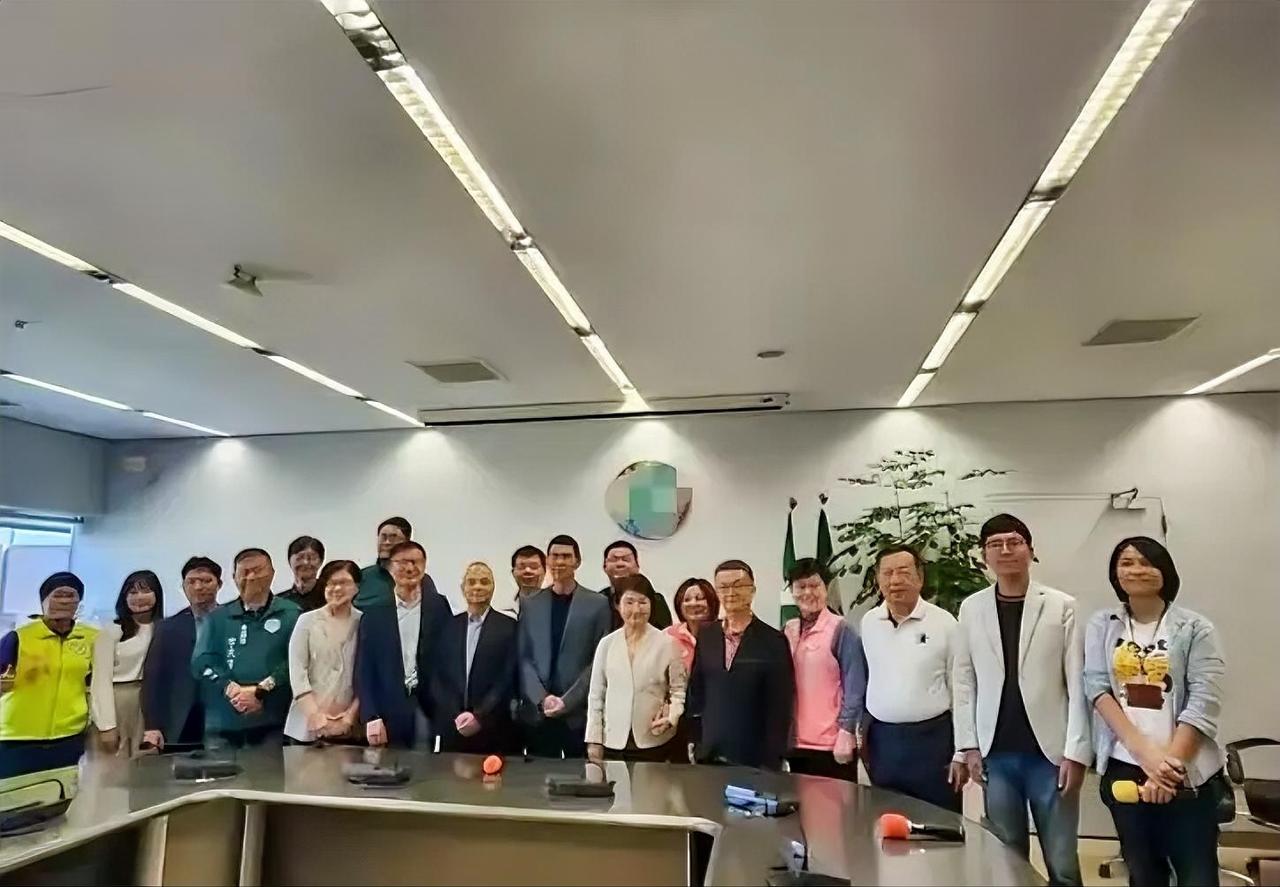 卢秀燕现身民进党团交接，网友炸锅了！12月11日，台中市议会民进党团今日举行新旧