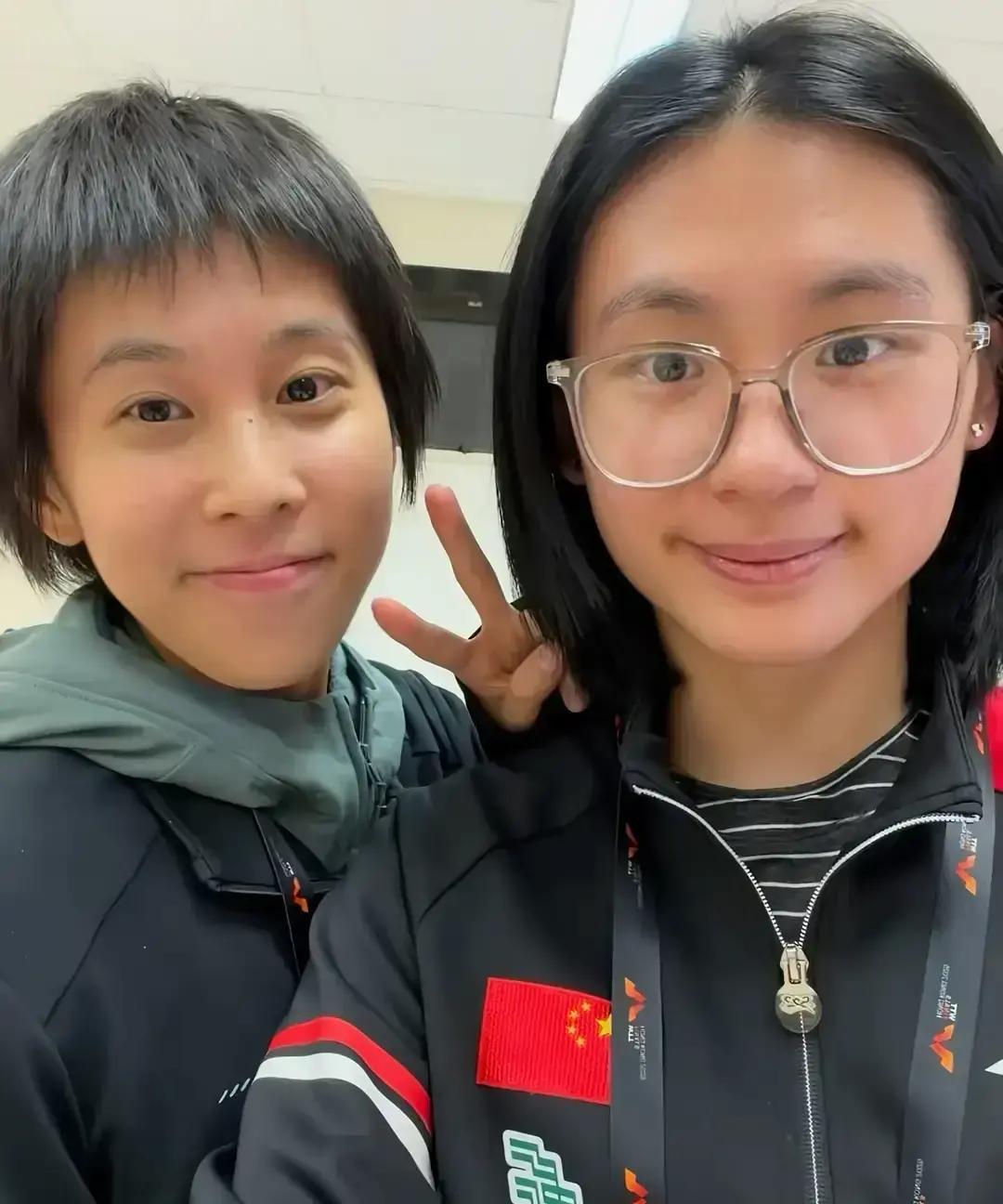 陈熠发合照，一句“跟曼昱姐学狠招”，把小姑娘的野心全写脸上了。成都混团刚打