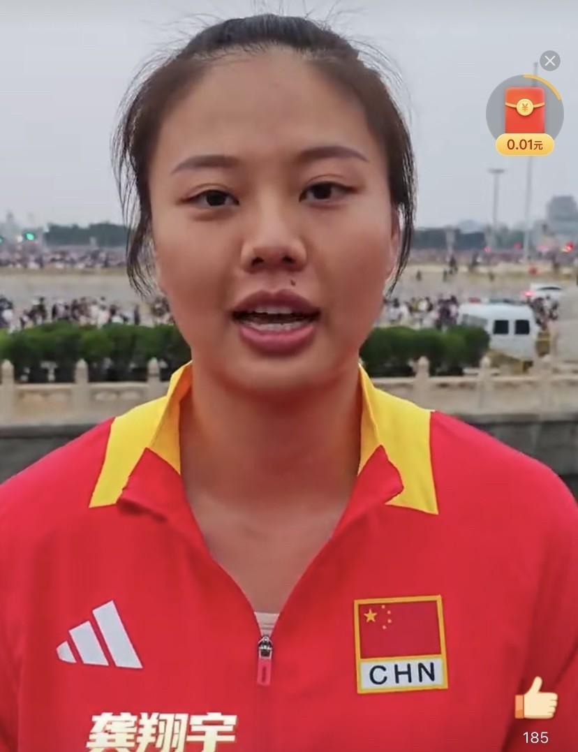 新一届国家女排队长龚翔宇说:“虽然这是我第二次来现场观看升旗仪式，还是觉得我们