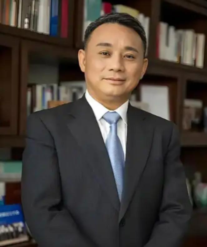 关于“体制内退休费太高”，经济学家毛振华公开提出：现在体制内退休人员拿的养老金，