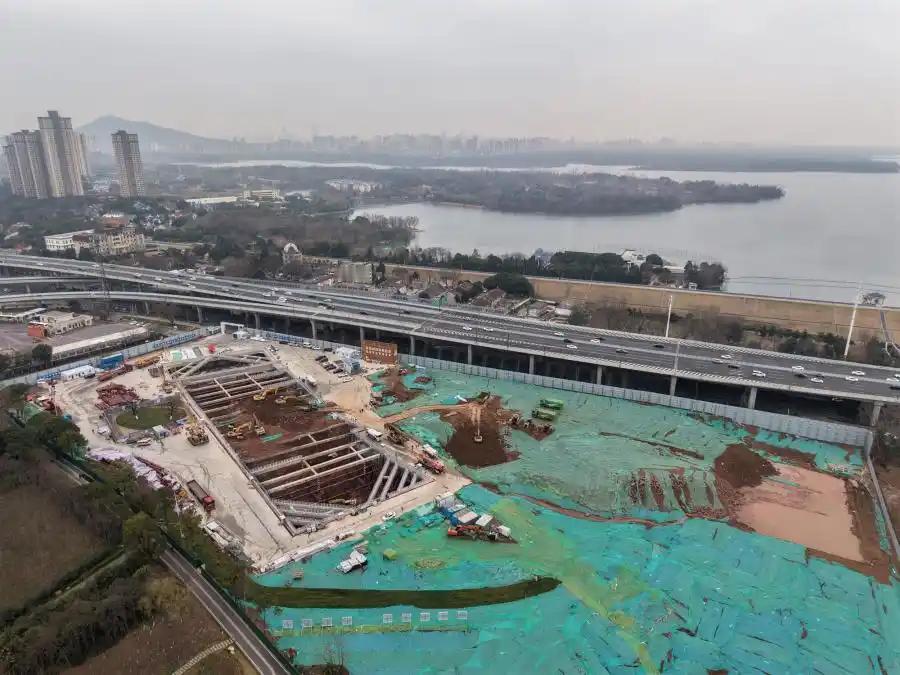 合肥市区大工程复工，下穿董铺水库。