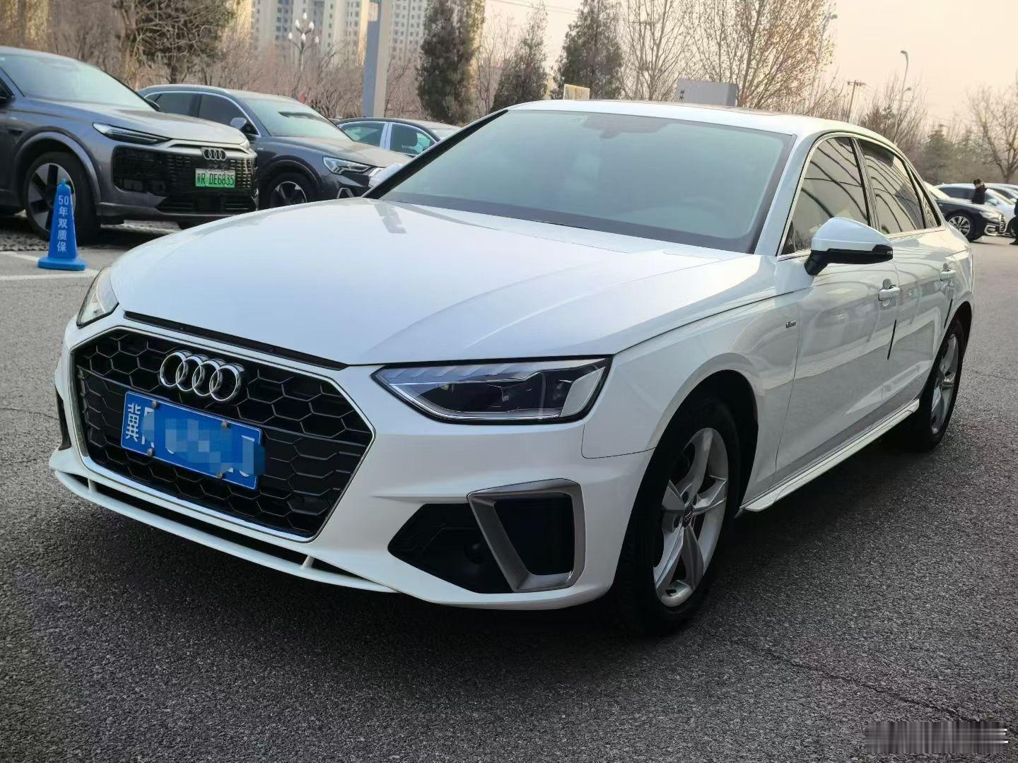 朋友圈两个二手车商分别发的车源，对比了一下很有意思：5年的奥迪A4L和7年的奥迪