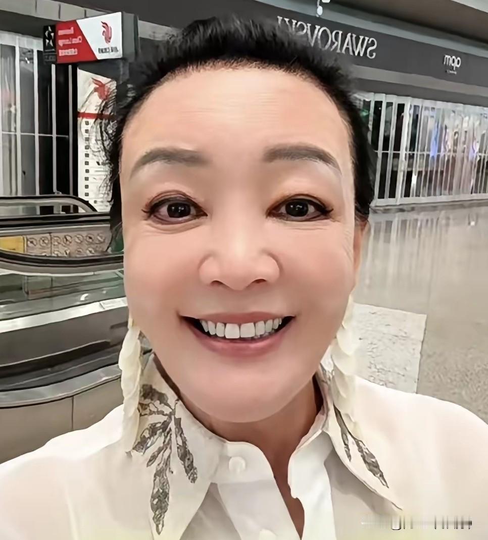 兰姐现在闭口不提孙女了！以前兰姐的直播间里，孙女小玥儿是绕不开的话题，句句是疼