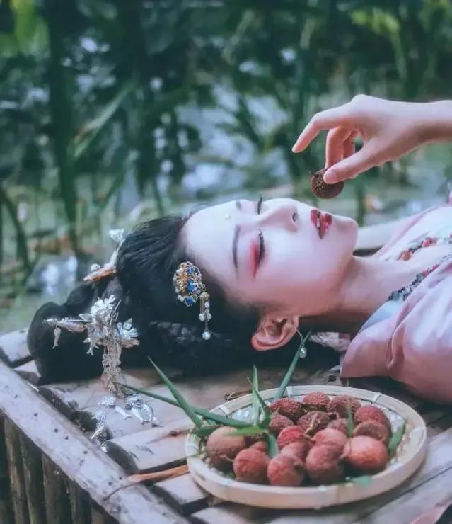 《长安的荔枝》不知道编剧怎么想出来的剧本？归根到底不就是一句话嘛，给贵妃送荔枝吃