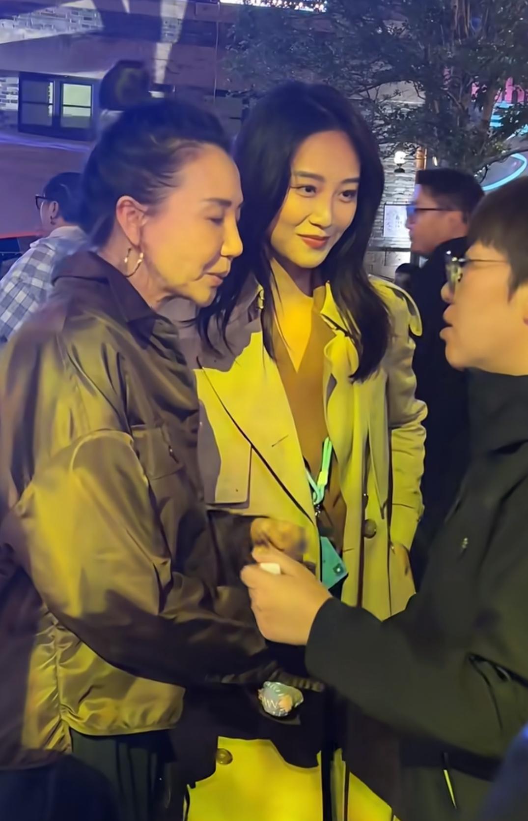 在乌镇撞见蓝盈莹和阿朵了！蓝盈莹这状态也太让人惊喜以前总觉得她带着“野心感”