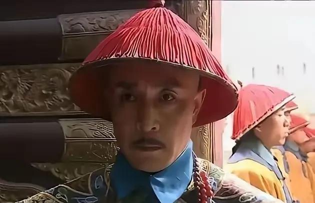 在封建王朝的官场里，有句话叫“伴君如伴虎”。皇帝的一个眼神、一句话，就能让官员的