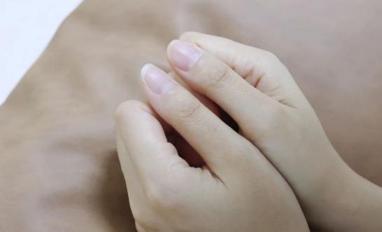 癌症有征兆，癌症来临时，手脚会出现4个异常，并不难发现 癌症并非完全没有征兆