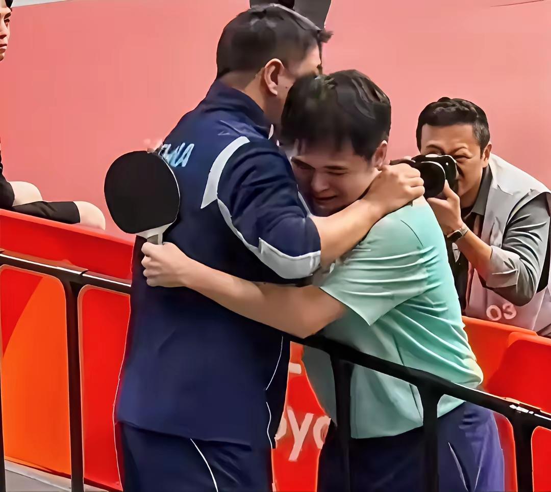 小石头淘汰松岛辉空后，第一时间抱着王皓哭了，令人泪目！小石头这次亚运会，2:3