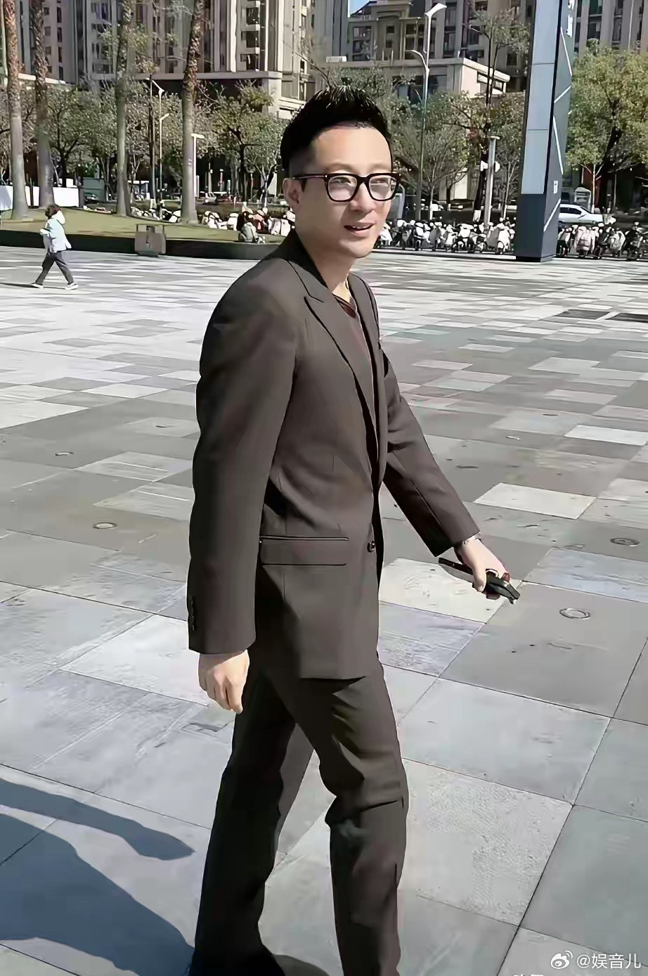 小汪总又要回湾湾了，其实他真的没必要两头跑来跑去的，既然他这么牵挂自己的儿子和妻