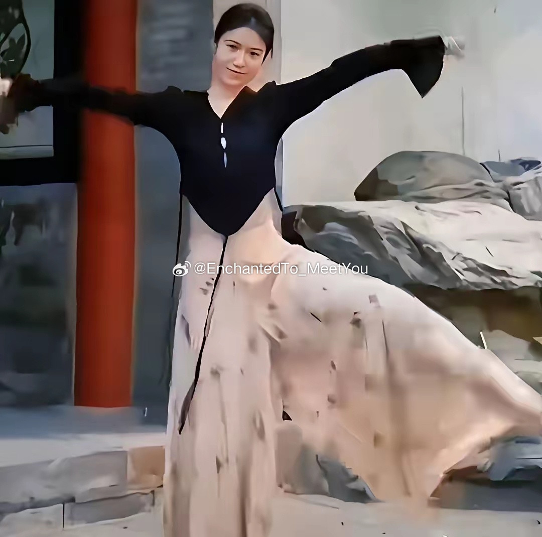 不查不知道，原来翁帆女士是如此优秀，她是清华大学博士，本科就读于汕头大学英语专业