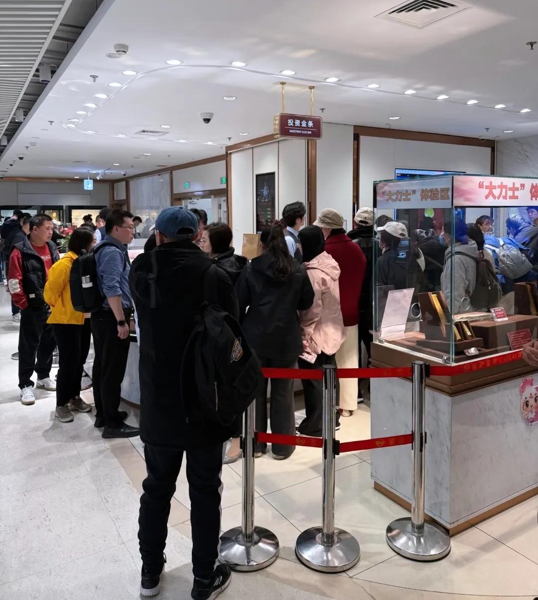 3月23日下午的北京菜百总店，真是让人开了眼。投资金柜台短