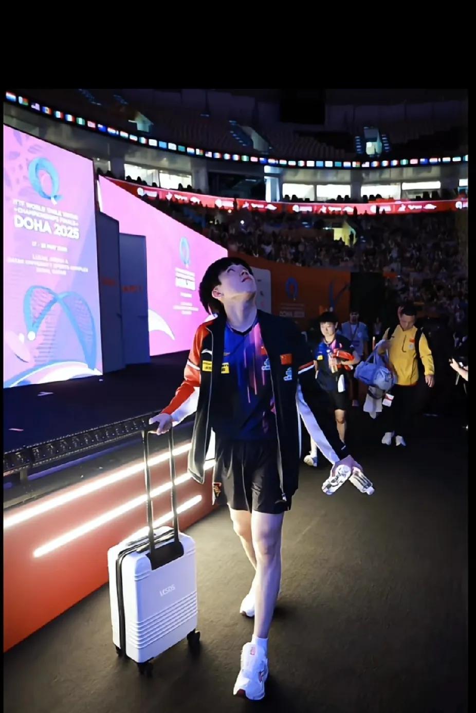 谁懂！被莎头赛后这一幕甜麻了宝子们！多哈世乒赛混双夺冠后，大头拉着白色行李