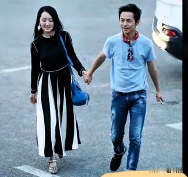 虽然知道是假的，却希望是真的，杨钰莹和何炅牵手多好。近日网上有一条新闻上