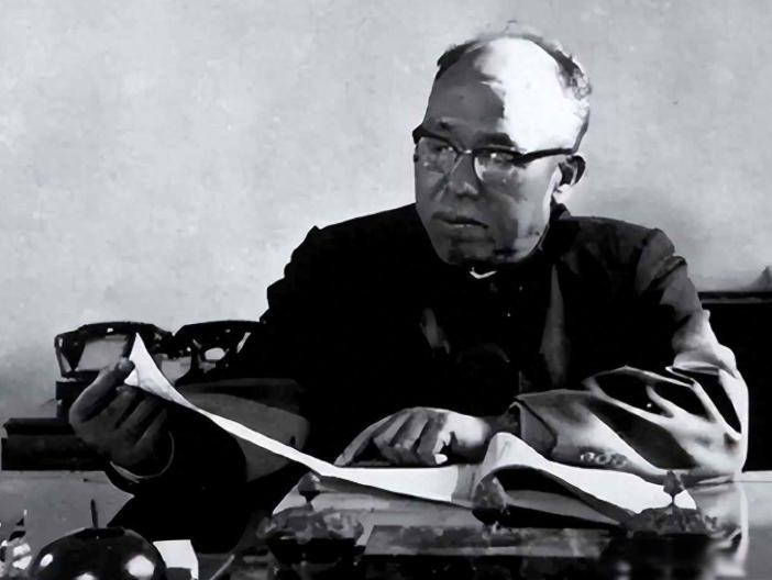 1955年9月，距离全军授衔只剩十多天，贺龙突然找到罗荣桓，语气坚定地说：“老罗