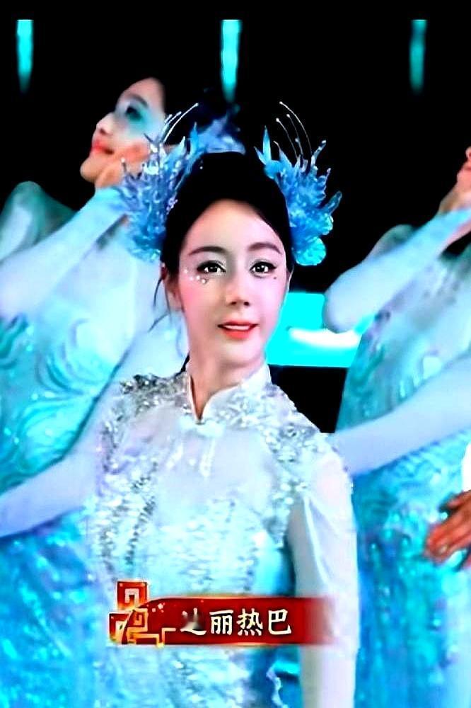 春晚封神一夜，迪丽热巴却因一张“浮肿脸”，把合作十年的化妆师送上热搜。高清