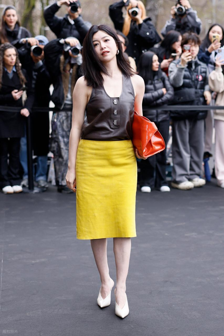 最近陈妍希现身时装周，她这次搭配的很简洁，看起来年轻又潇洒，气质超好。陈妍希