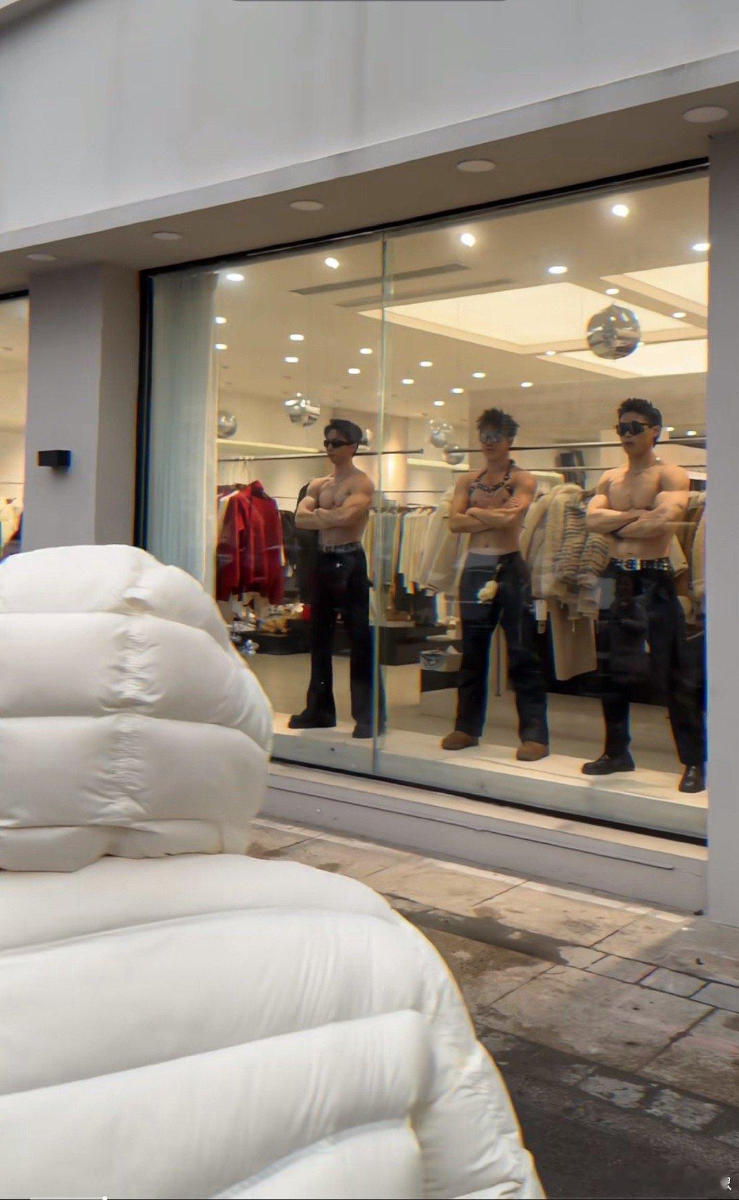 这是在干什么现在卖女装的实体店都这么卷了？