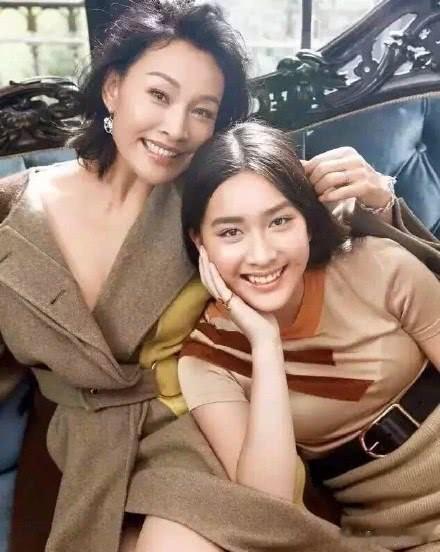 这一对美国籍母女，现在经常在中国拍戏。这个女儿是小女儿，母亲带着她进了中国的娱