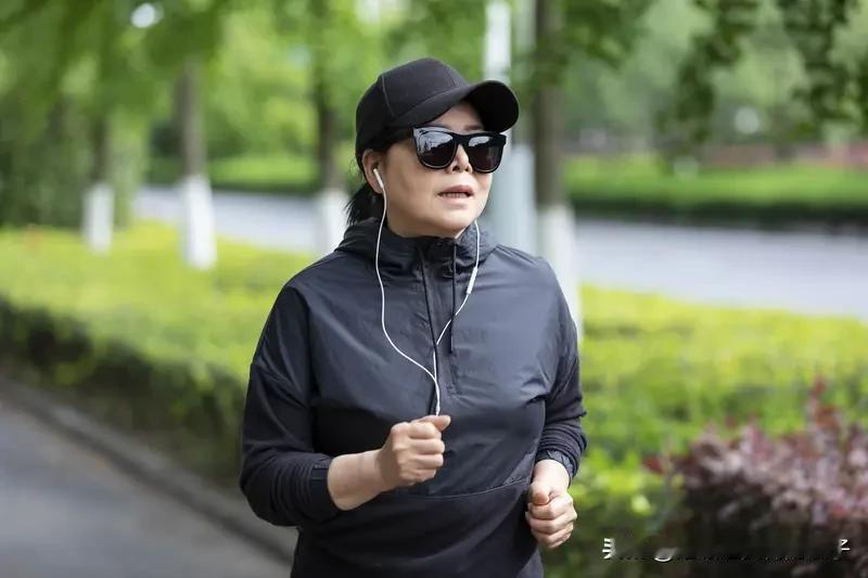 75岁刘晓庆喊大家加强锻炼75岁的刘晓庆又火了一把！在《主咖和Ta的朋友们》节