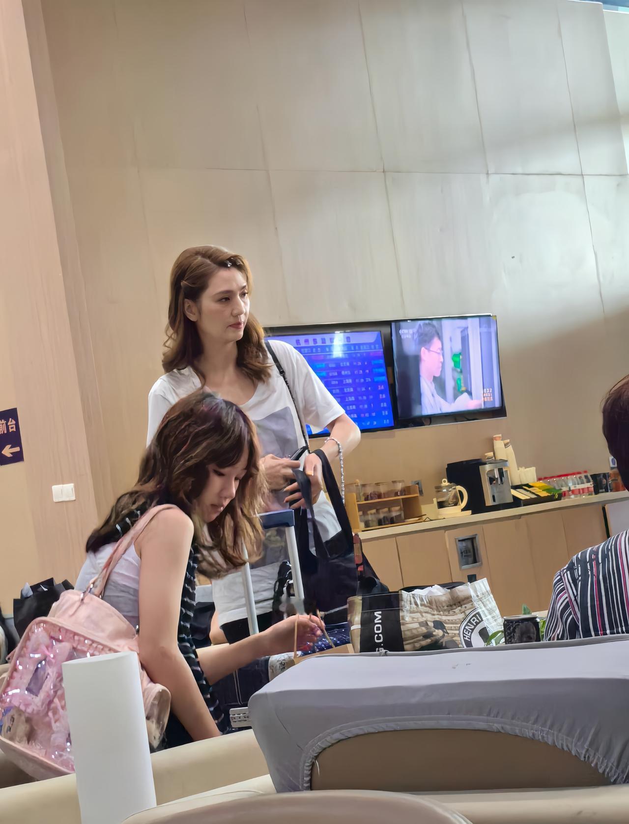 洪欣带女儿到杭州旅游。7月20日，有位网友在杭州东站偶遇洪欣母女俩的画面。