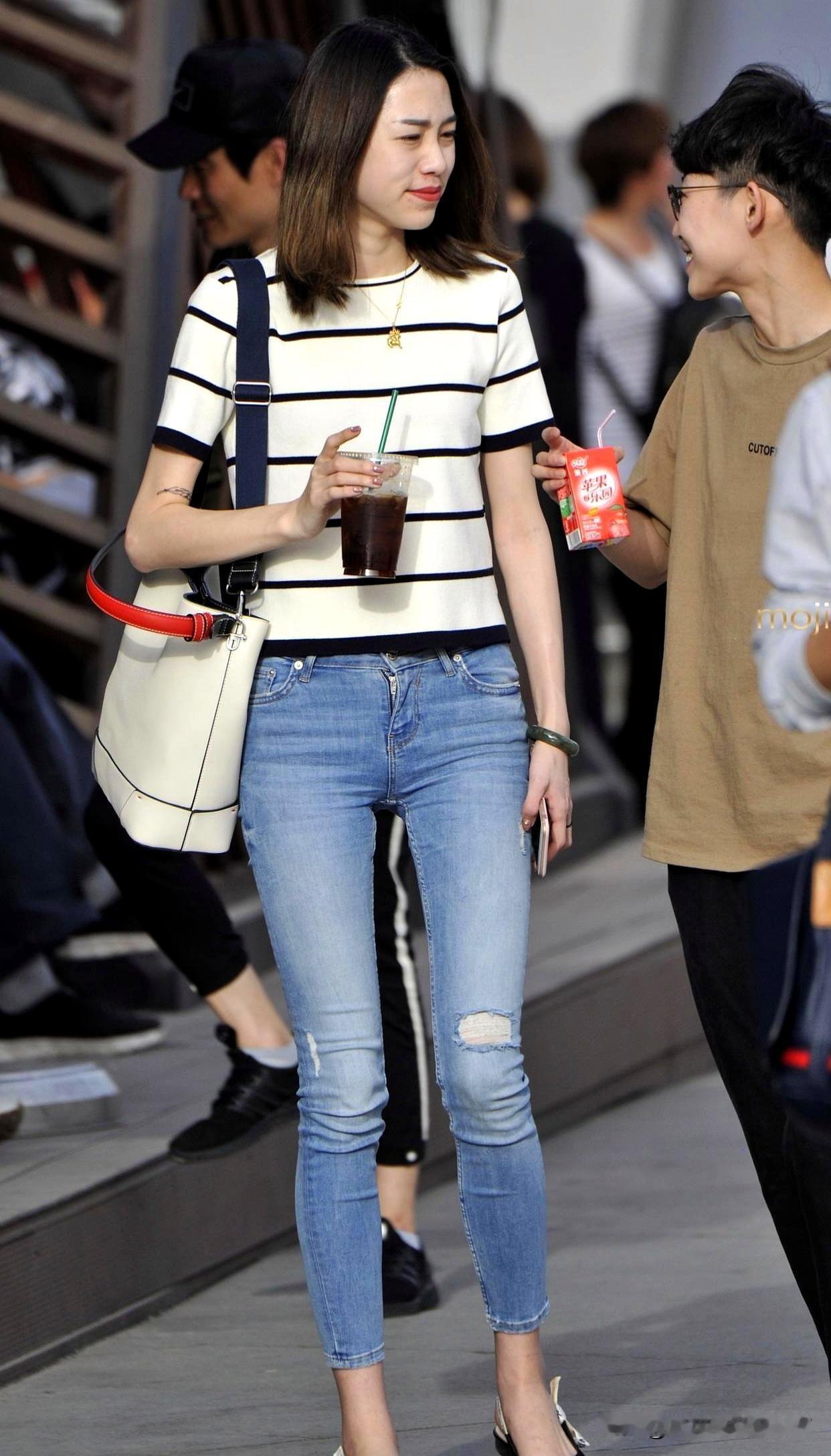 黑白条纹T恤和破洞牛仔裤这对组合，简直是街头穿搭的经典CP。黑白条纹T恤清爽利落