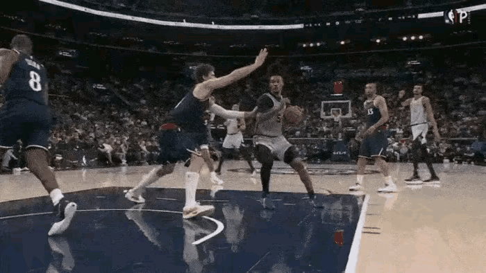 马刺不仅有文班亚马，还有卡斯尔，这一球以小打大，绝对是赛季最佳球。本赛季至今，