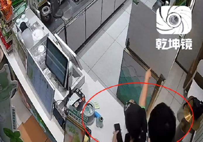 陕西延安，一男上司看上娇俏的女下属，在工作期间对女下属进行侵犯，先是趁其不注意用