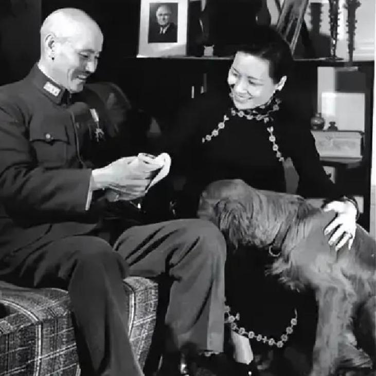 1943年，宋美龄在她大姐家养病，蒋介石难耐寂寞，就在这段时间有了外遇。此女非同