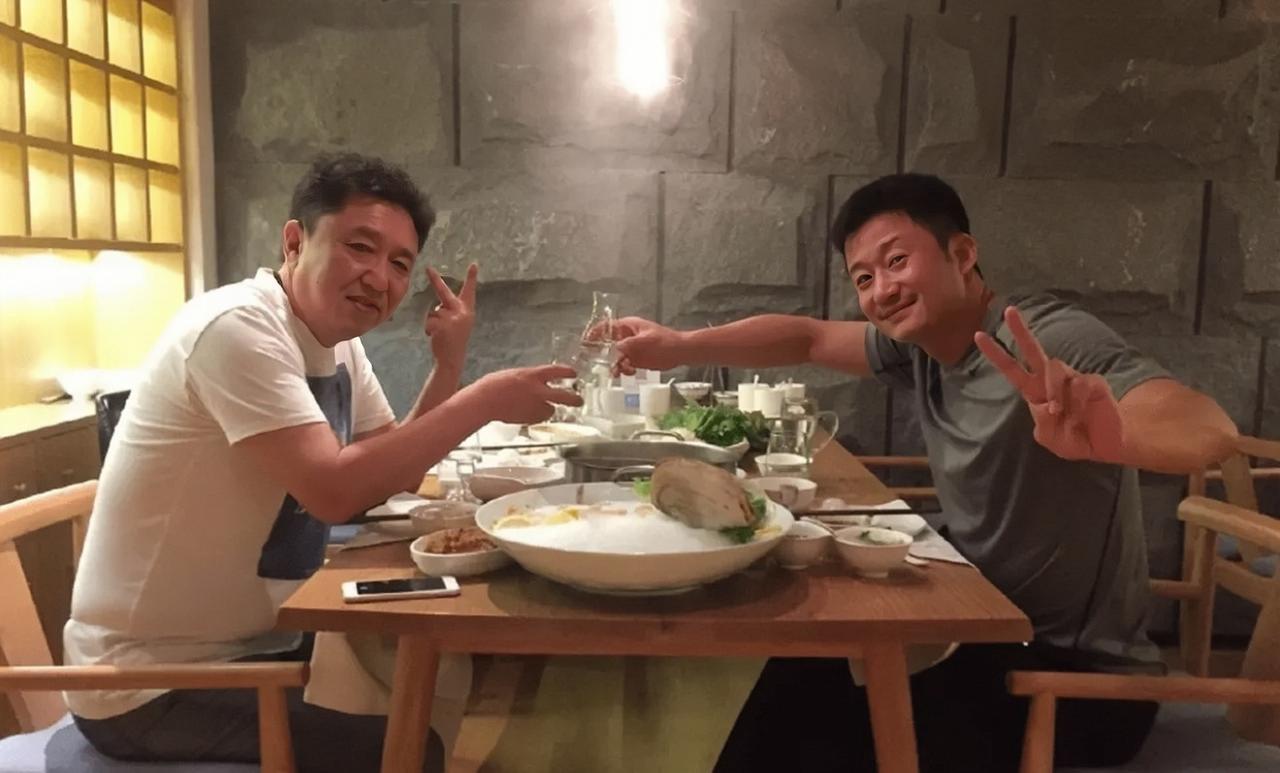 吴京和于谦的同框旧照，两人一起吃饭的画面。当时的吴京还在拍《战狼2》，留着一