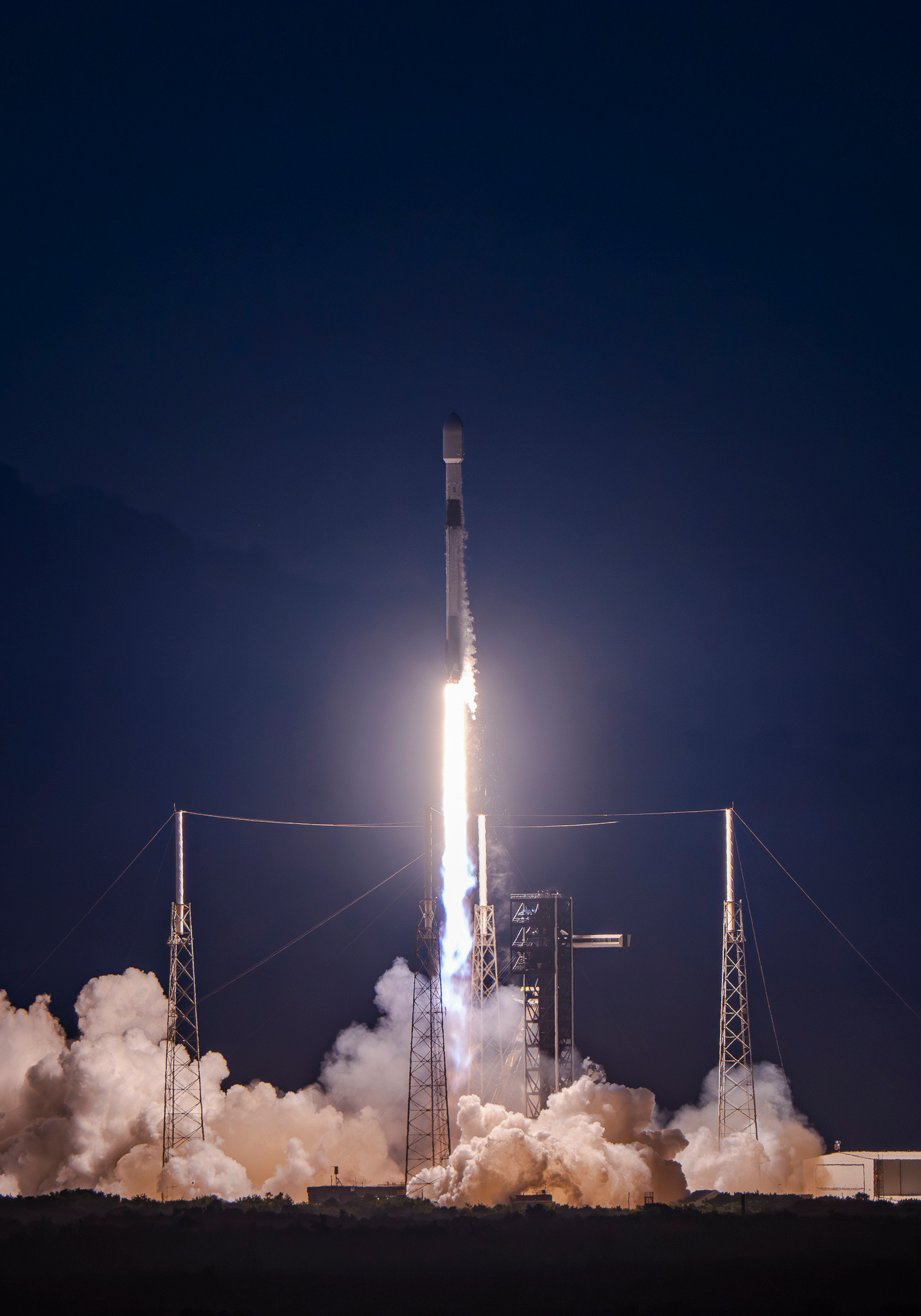 10月24日,马斯克:SpaceX猎鹰火箭今年的发射次数和携带的有效载荷数量将
