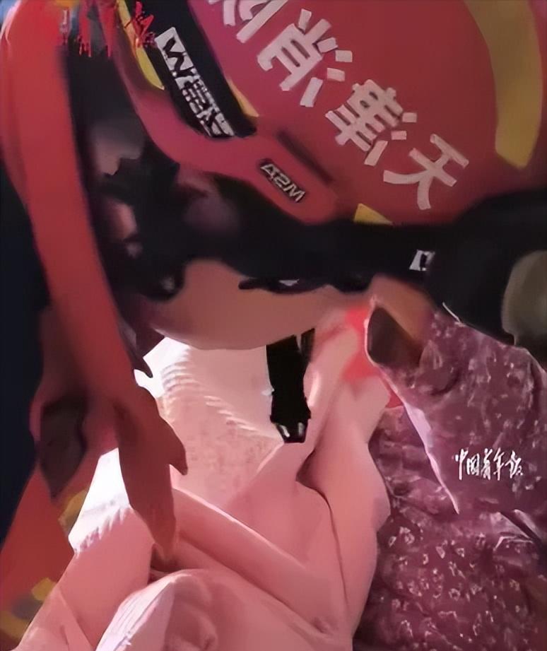 天津，重病的奶奶，不愿再拖累老伴，就从9楼的阳台跳下，了结自己的生命，爷爷发现了