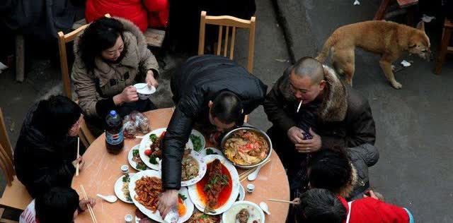 搞清楚，现在是不给公职人员喝酒！你普通老百姓顿顿喝酒，昏天黑地的喝酒，也没人管好