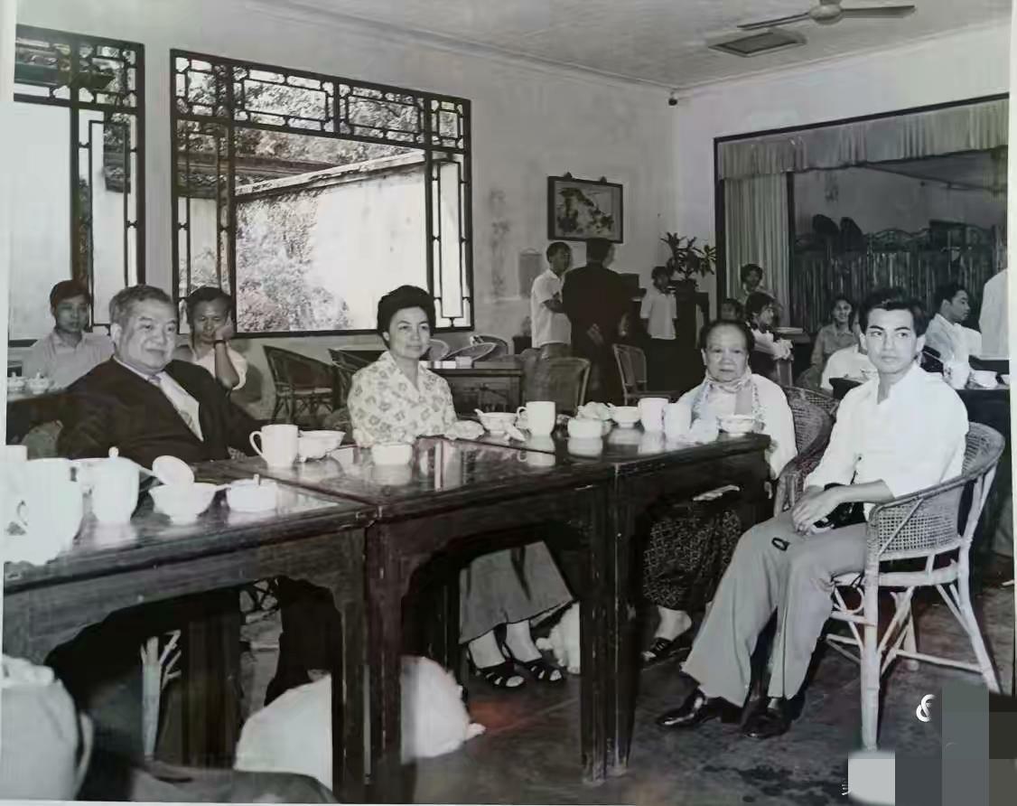 这是1980年西哈莫尼国王随父母在杭州的留影。那时西哈莫尼国王应该27岁，看着