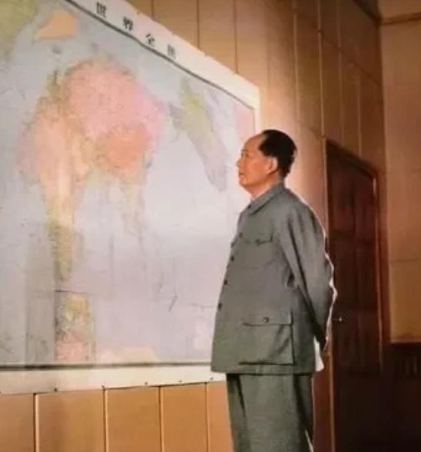 1969年7月，毛主席问高碧岑：“中国北临苏联，南临印度，东临日本，如果他们联合