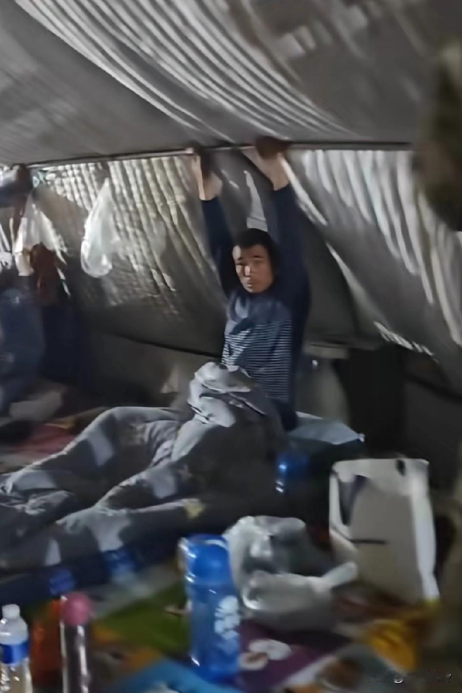 内蒙古捡土豆的父母们，钱没挣几个，整天就刮风下雨了，帐篷里全是水在内蒙搭帐篷