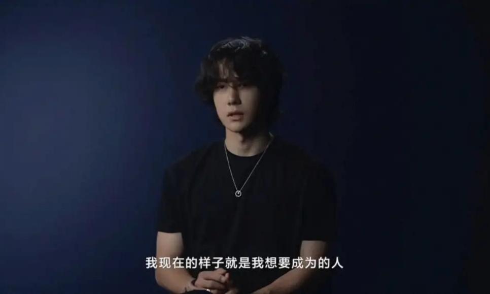 有网友说他听过最NB的一句话是——“我现在的样子就是我想成为的人”。没错，这是