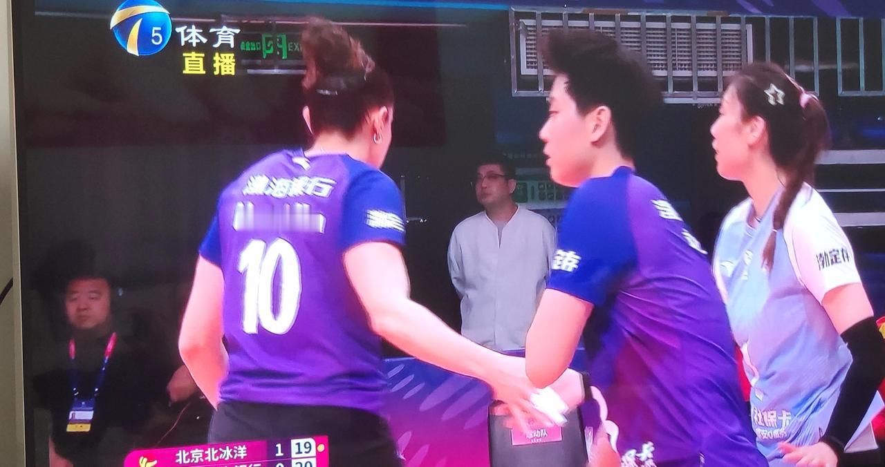 第二局比赛天津女排25-21拿下第二局比赛。总比分天津女排1-1北京女排！开