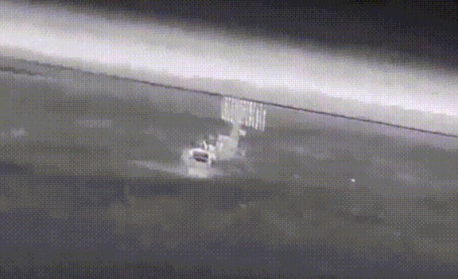 克里米亚萨基空军基地，被乌克兰用几架油嗓门还巨大的“海狸”无人机炸了个稀碎，苏-