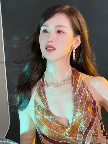 陈都灵美背这一袭露背礼裙将陈都灵的魅力展露无遗，既显得高贵典雅，又具备时尚感，