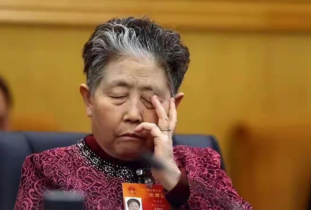 老干妈去年卖了54个亿，差一点就追平历史最高纪录。但你猜怎么着？79岁的陶华碧老